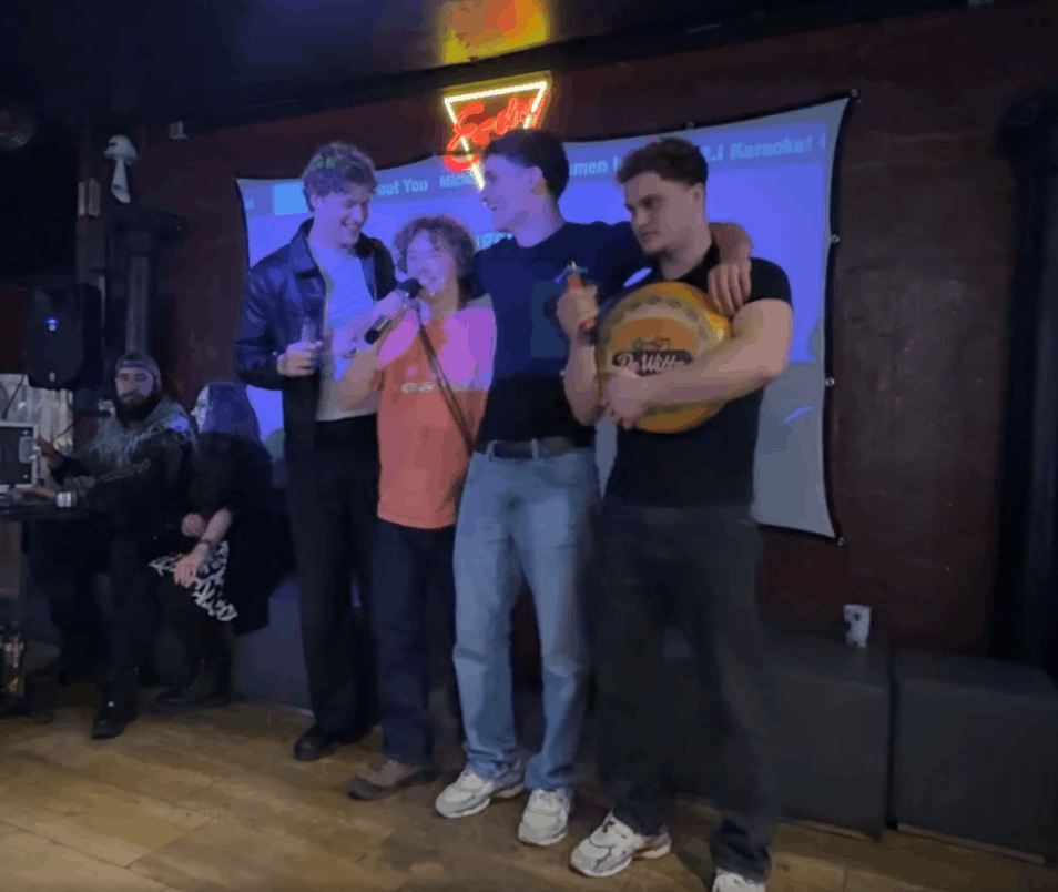 Gruppe mit Rolli auf der Bühne