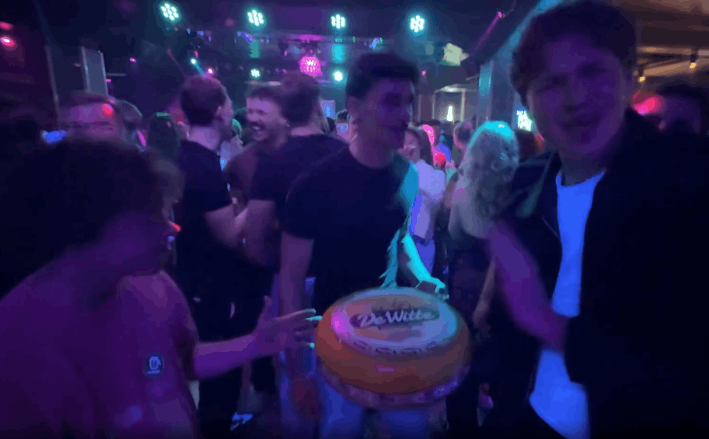 Rolli wird im Club herumgereicht